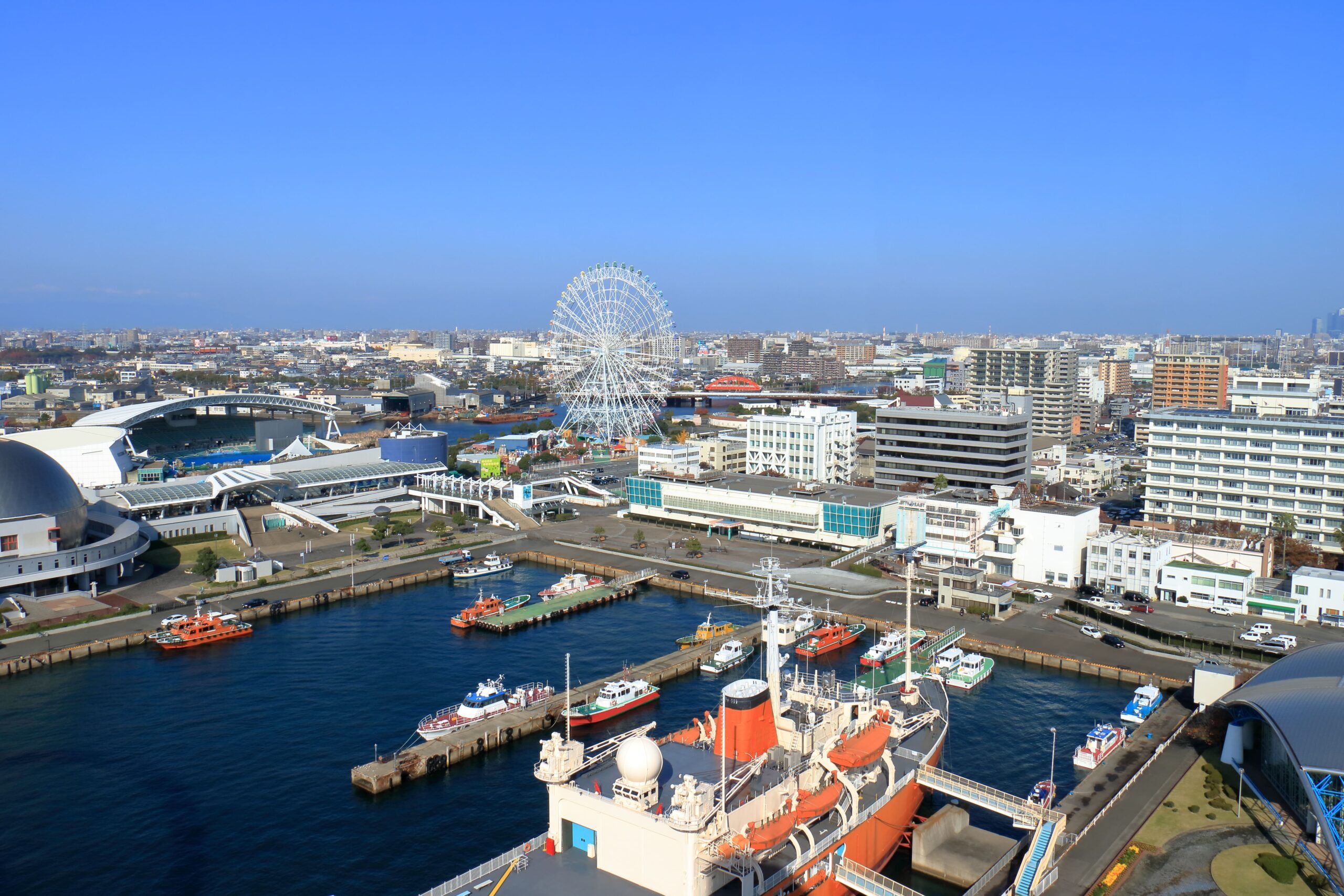 名古屋港、橋と水族館のある風景